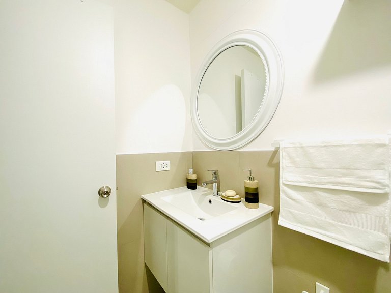 Executive Apartment | Pool, Gym, Fast WiFi & AC
